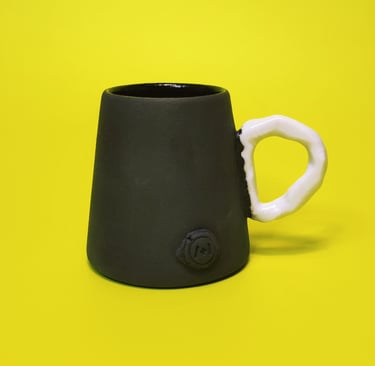 Tasse 82, Grès noir et porcelaine à anse modelée, d'Anthony Bortoluzzi