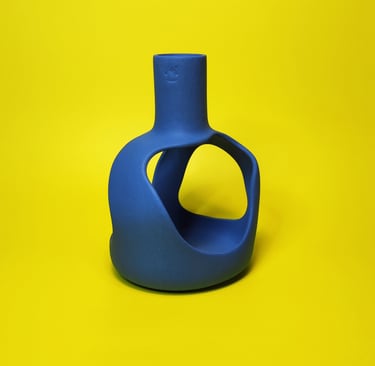Sculpture ''Onoma'' unicolore bleu cobalt, d'Anthony Bortoluzzi