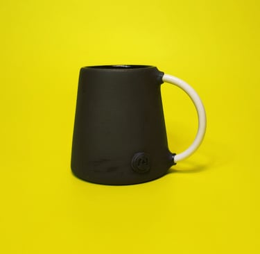 Tasse 82, Grès noir et porcelaine à anse coulée, d'Anthony Bortoluzzi