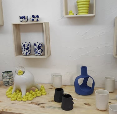 Installation de pièces en porcelaine d'Anthony Bortoluzzi