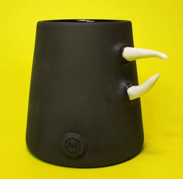 Tasse 82, Grès noir et porcelaine à anse à cornes, d'Anthony Bortoluzzi