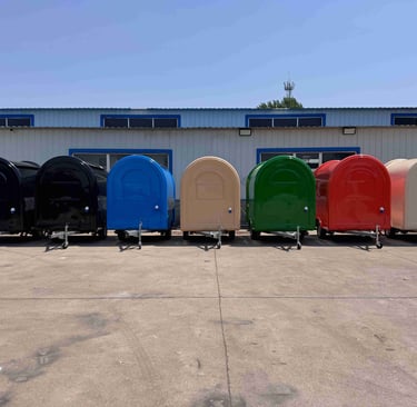Gamme complète de foodtrucks demi-ronds TF-DM Classic certifiés Vincotte, présentés en différentes couleurs RAL disponibles s
