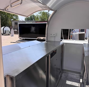 Intérieur du foodtruck demi-rond TF-DM Classic, plan de travail et rangements en acier inoxydable, sol aluminium antidérapant