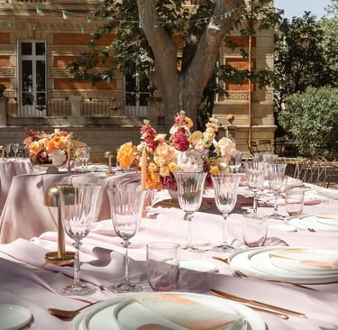 Décoration de table de mariage élégante, scénographie dans un domaine de réception en Provence