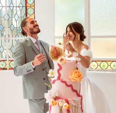 Mariage haut de gamme avec mariés et wedding cake design dans une scénographie aux couleurs pastels