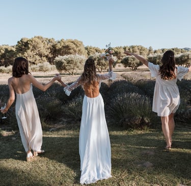Photo lifestyle de demoiselles d’honneur dans un paysage provençal lors d’un mariage en Provence 