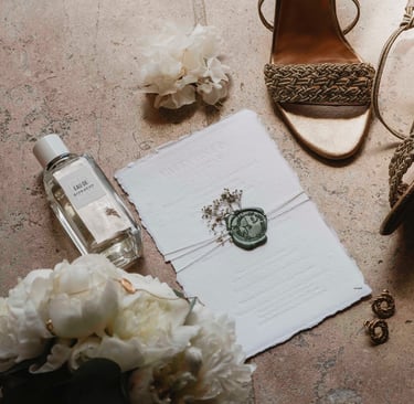 Papeterie de mariage, faire-part avec sceau de cire, pivoines et parfum