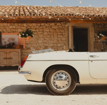 Voiture vintage devant un domaine, un Mas en pierre provençal pour un mariage élégant en Provence