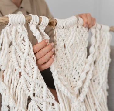 mujer sosteniendo adorno tejido con macramé a mano