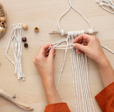 mujer creando un adorno tejido con macramé y cuentas de madera