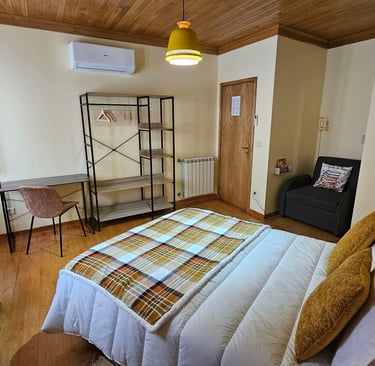 Casa do Mel - Quarto de casal confortável com Ar Condicionado