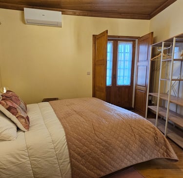 Casa do Mel - Quarto de casal confortável com acesso a varanda