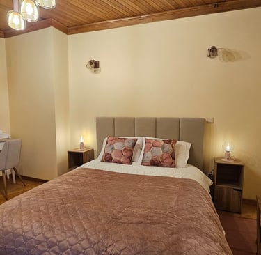 Casa do Mel - Quarto de casal confortável com Ar Condicionado