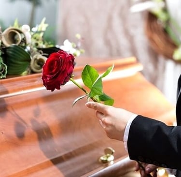 cerimónia fúnebre com homenagem de rosa vermelha junto ao caixão organizada pela Além Fúnebre