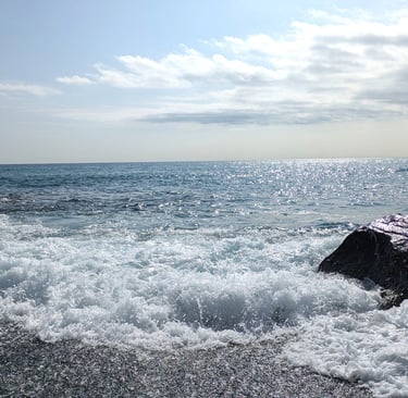 Photo d'océan au Japon, ciel bleu et rocher, vagues sur la place, Aurélie, coach pour femmes à Bxl