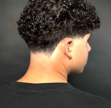 Tasainen fade-hiustenleikkaus tarkalla viimeistelyllä