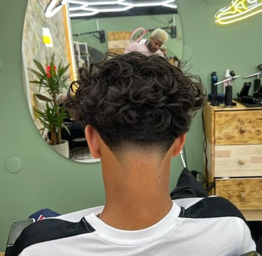 Fade-hiustenleikkaus takaapäin kuvattuna