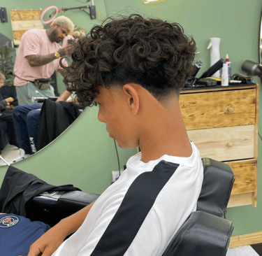 Klassinen miesten hiustenleikkaus Fadezone Helsingissä