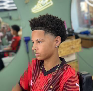 Fade-hiustenleikkaus ja luonnollinen hiusraja