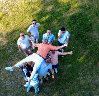 Le marié et ses copains posent pour une photo avec le drone