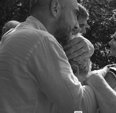 Le marié prend sa maman dans ses bras après la cérémonie