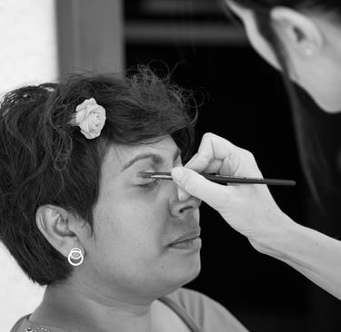 La mariée se fait maquiller avant son mariage
