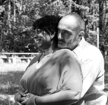 les mariés regardent au loin, avec sourire et amour