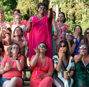 La mariée et ses copines font un bisou à la photographe de mariage