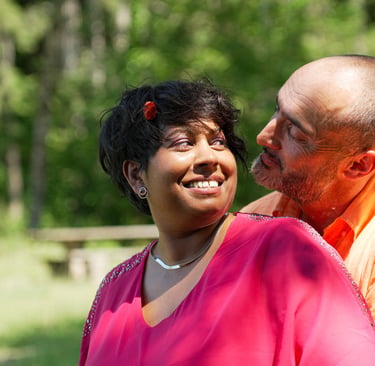 Les mariés se regardent avec amour après le mariage