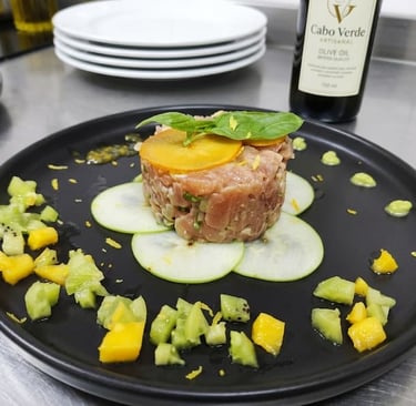 Tartare de peixe fresco capturado localmente, preparada com ingredientes genuínos no Restaurante Big