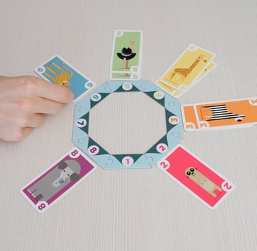 Ant stalo sudėtos Kariba žaidimo kortos