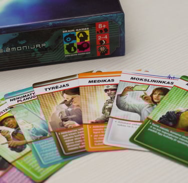 Personažų kortos padėtos šalia žaidimo dėžės