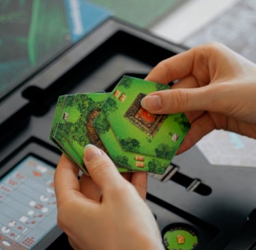 Rankoje laikomi šešiakampiai žetonai