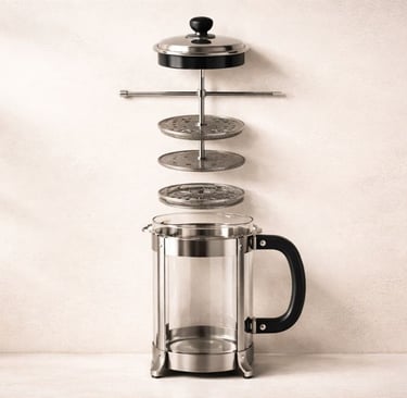 Componentes da prensa francesa separados jarra, êmbolo, filtro e tampa