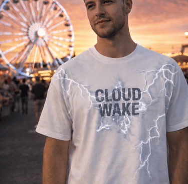 Hombre usando una playera blanca Cloud Wake en una feria
