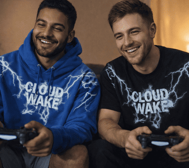 Dos amigos usando prendas Cloud Wake Wear