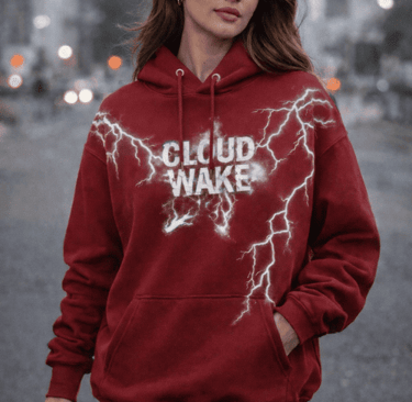 Mujer usando una sudadera color vino Cloud Wake Wear