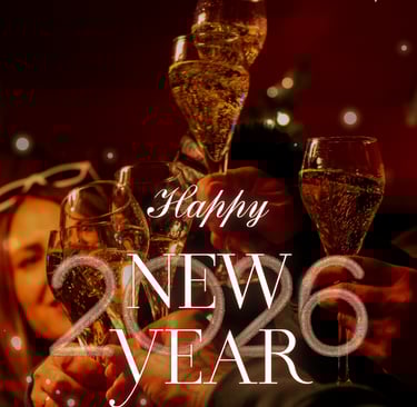 Freunde stoßen mit Champagnergläsern auf das neue Jahr 2026 an der Hammer Alm an.