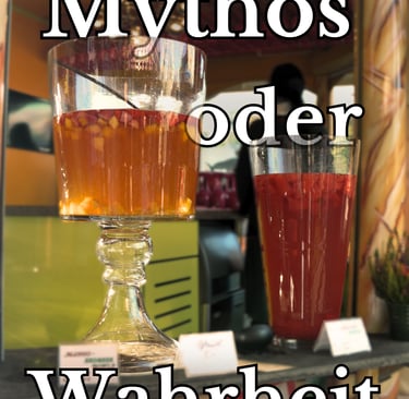 Titelbild "Mythos oder Wahrheit" im Hintergrund Große Bowle Gläser