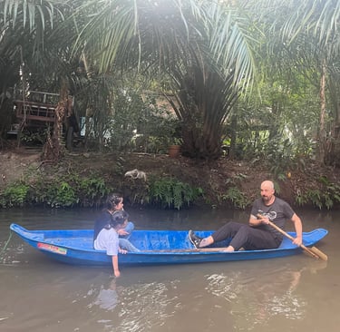 on s'amuse en famille sur un petit bateau