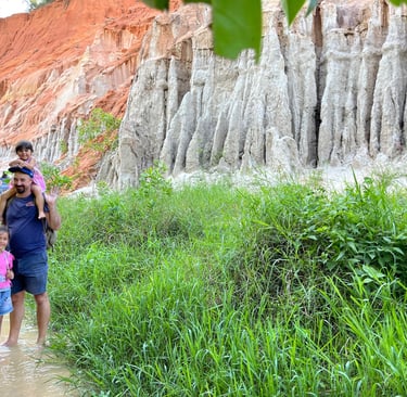 Famille dans le ruisseau de la fée à Mui Ne
