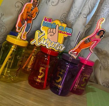 Recuerdos personalizados para fiesta de quinto cumpleaños, con frascos tipo mason jar de colores