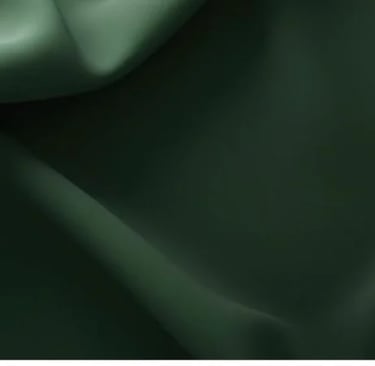 Tecido poliamida verde-escuro, com caimento fluido e sombras suaves, ideal para peças premium