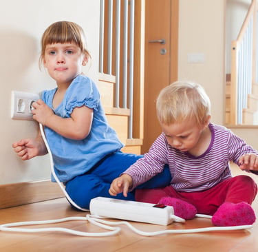 Quadro de distribuição residencial moderno organizado, destacando o interruptor diferencial residual