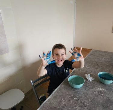 Berniukas gamina slaimą