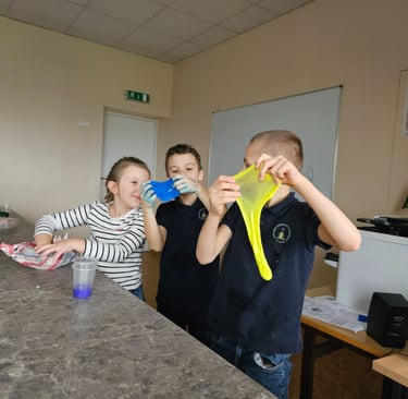 Vaikai žaidžia su slime STEAM eksperimentu