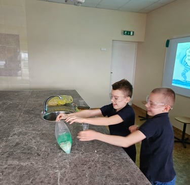 Vaikai atlieka eksperimenta