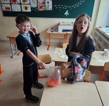 vaikai nustebe sprogstančio maišelio eksperimentu