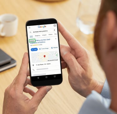 Resultado de busca no Google mostrando empresa em primeiro lugar com gestão de tráfego.