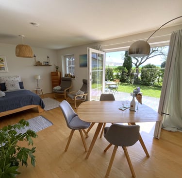 Essbereich der Ferienwohnung mit Zugang zur Terrasse in Chieming am Chiemsee